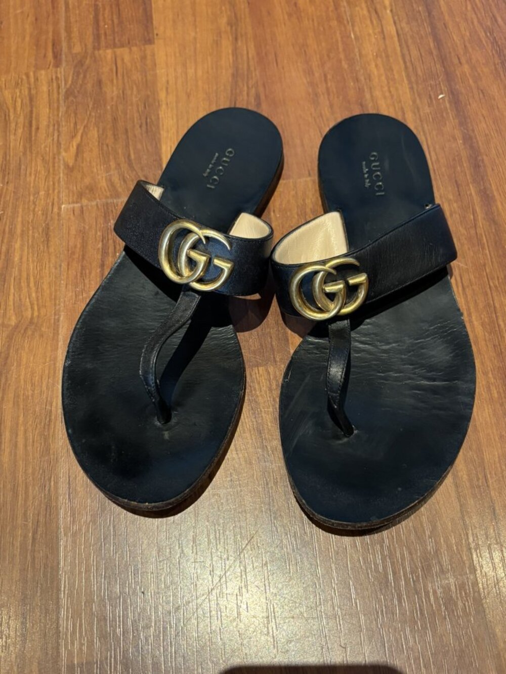 Gucci Marmont Black Leather Thong Sandals Gold GG Logo Size 37 - Picture 2 of 9
